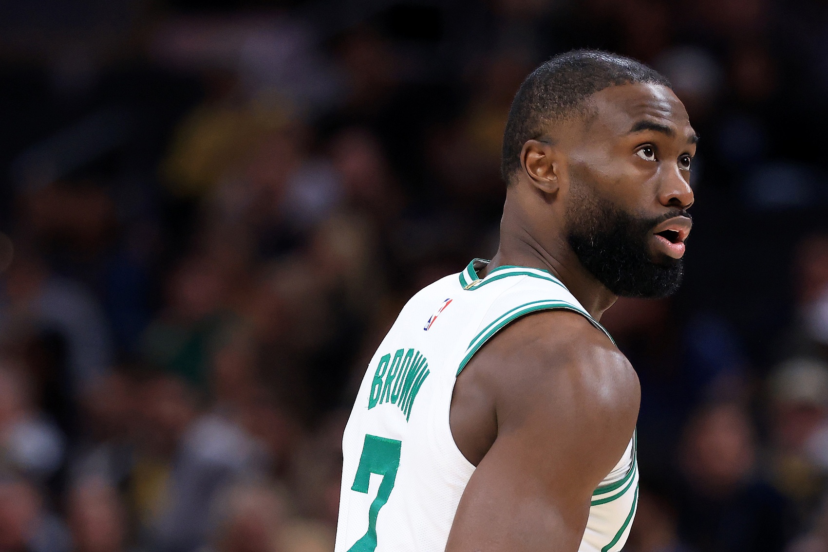 lol比赛竞猜平台-高效全能！杰伦·布朗半场12中7砍并列最高17分加4板3助 三分4中3