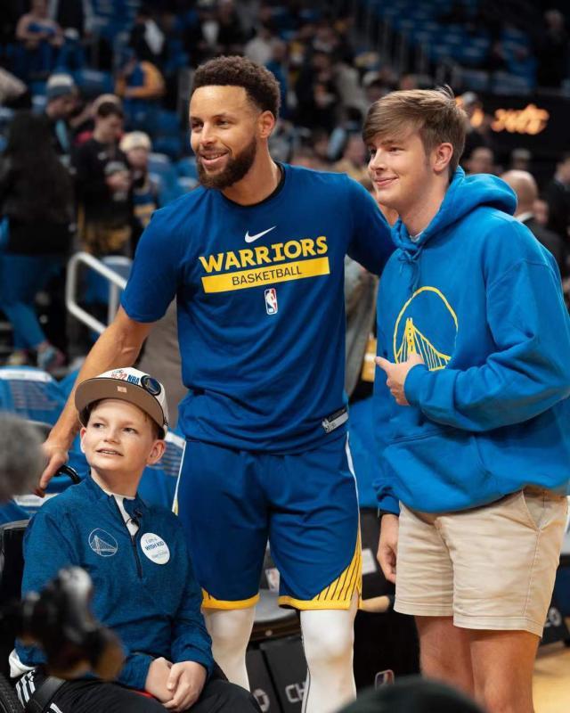 lol竞猜网站-【现场】特殊来宾造访勇士主场 一哥复出难阻失利